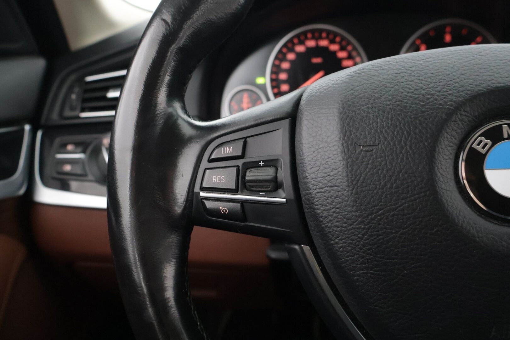 BMW 520 2016 F11 Touring TwinPower A Business Exclusive Edition * Ruskeat nahat / Sähkökontti / Sähkökoukku / Navigointi * - B47 / Juuri katsastettu / Hyvät renkaat! / Suomi-auto *