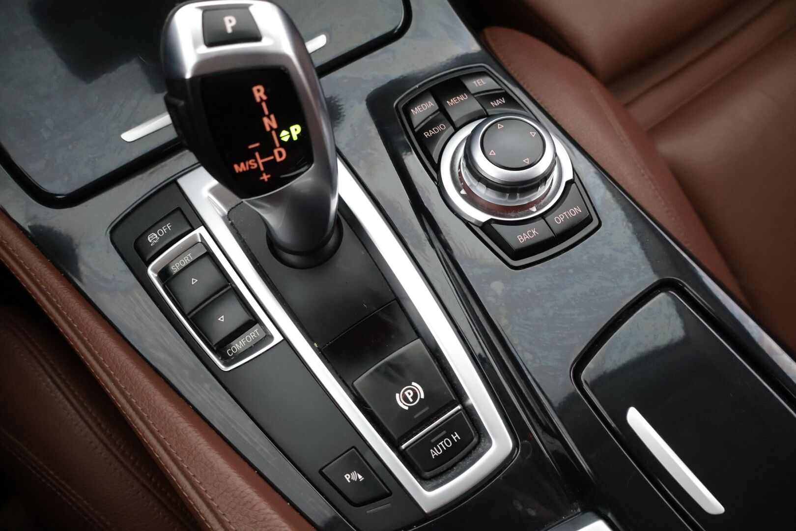 BMW 520 2016 F11 Touring TwinPower A Business Exclusive Edition * Ruskeat nahat / Sähkökontti / Sähkökoukku / Navigointi * - B47 / Juuri katsastettu / Hyvät renkaat! / Suomi-auto *