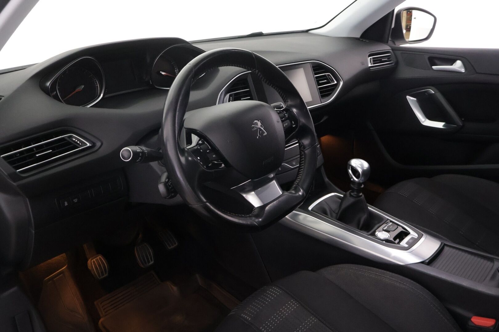 Peugeot 308 2016 SW Allure Edition PureTech 130 * Myydään Huutokaupat.com* - https://huutokaupat.com/kohde/6533297/peugeot-308-ryhdikas-yksilo-2016