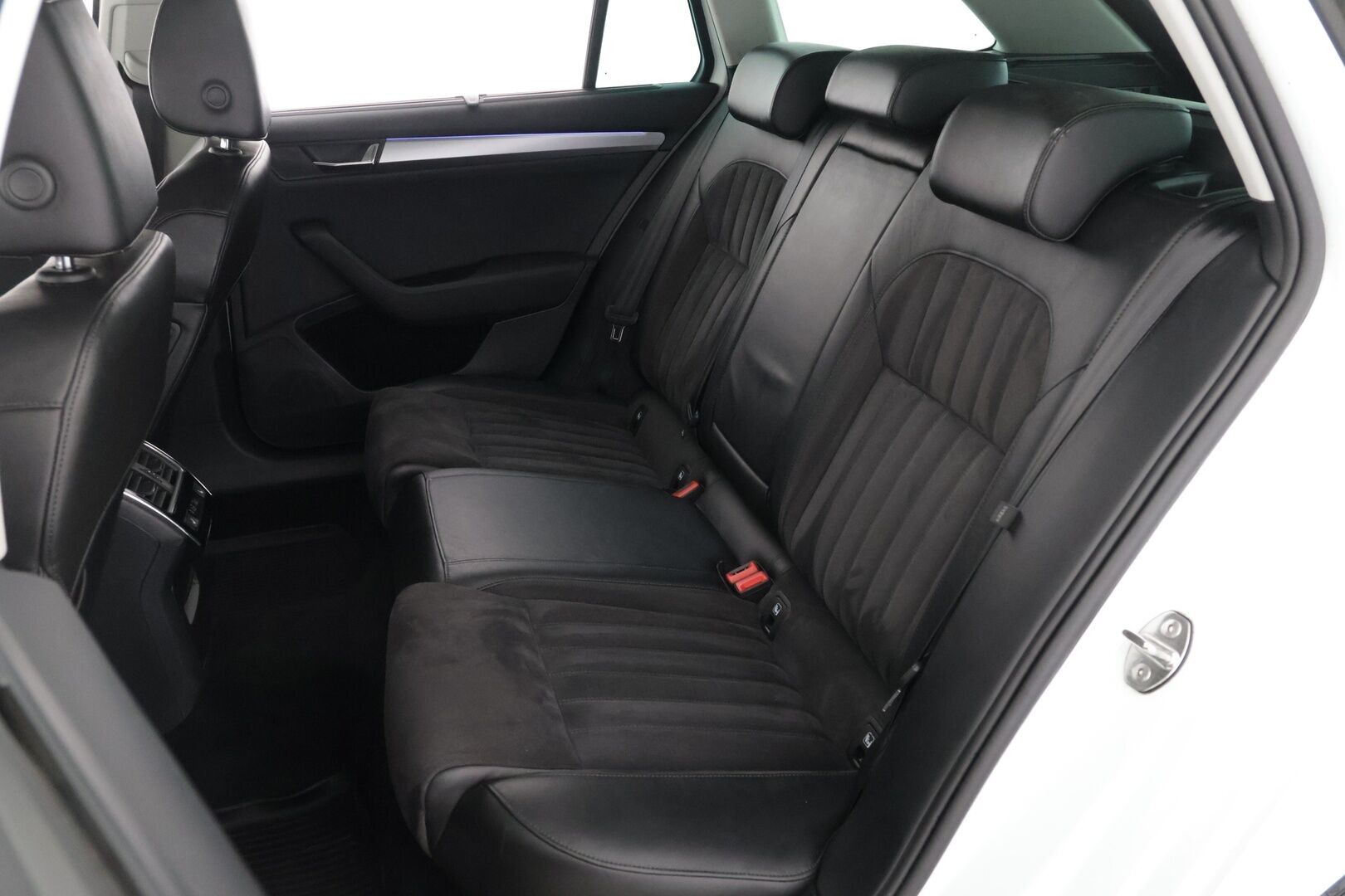 Skoda Superb 2018 Combi 2,0 TDI 190 4x4 Elegance DSG Autom. - | Webasto | ACC | Canton | Muistipenkki | Nahka-alcantara | Apple&Android | Tutkat | Navi | KeylessGo | Sähköluukku | 2x aluvanteet | - KORKO VAIN 3,99 %