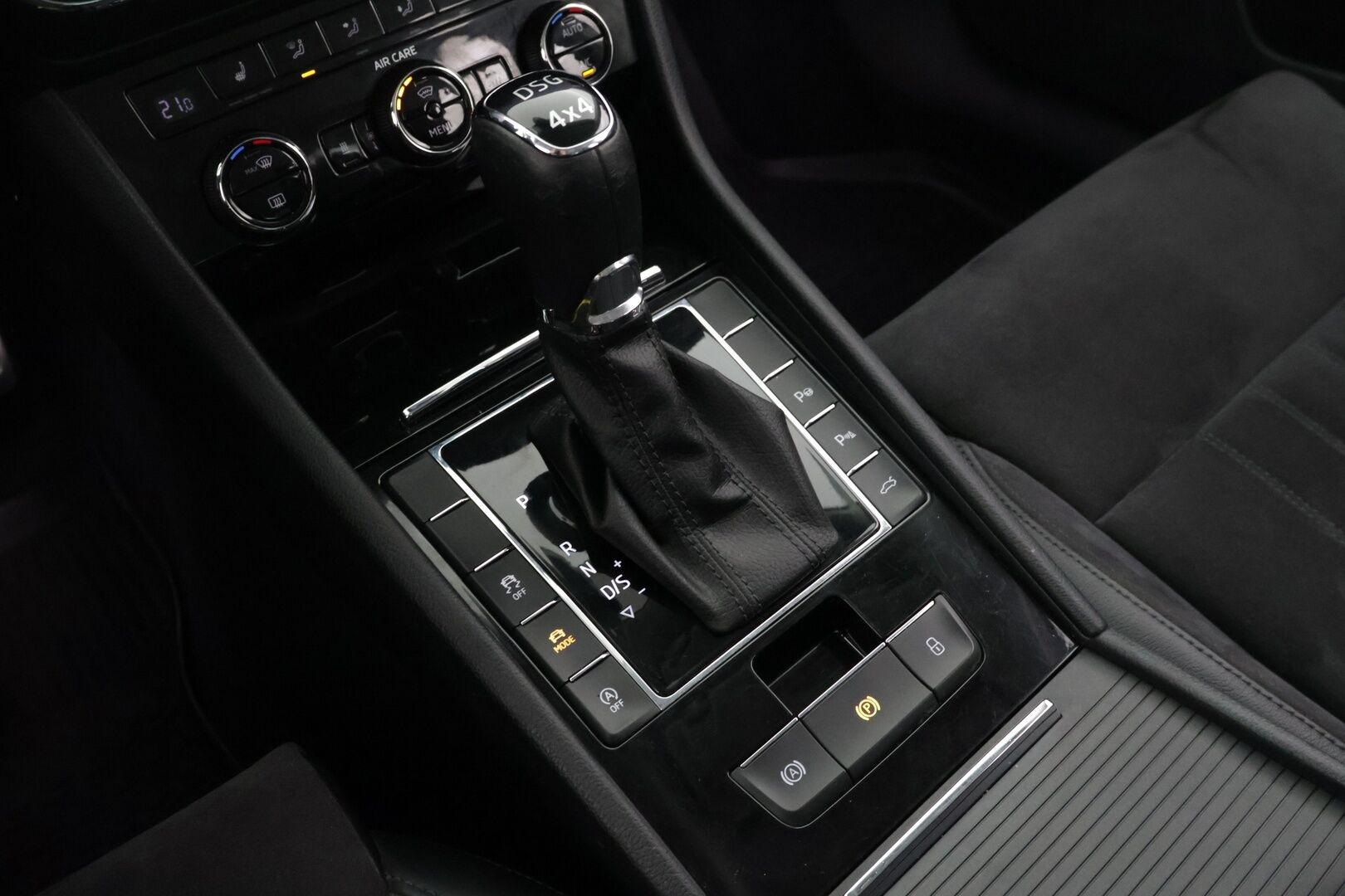 Skoda Superb 2018 Combi 2,0 TDI 190 4x4 Elegance DSG Autom. - | Webasto | ACC | Canton | Muistipenkki | Nahka-alcantara | Apple&Android | Tutkat | Navi | KeylessGo | Sähköluukku | 2x aluvanteet | - KORKO VAIN 3,99 %