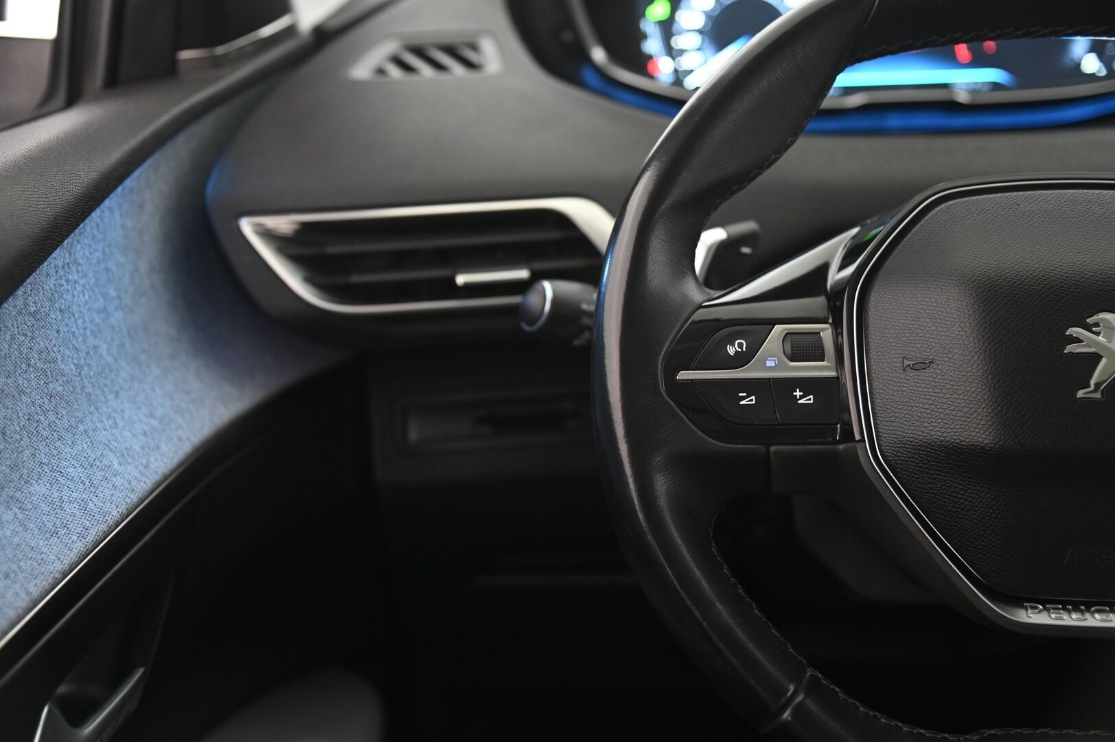 Peugeot 3008 2018 Allure PureTech 130 Automaatti - Panorama | Focal-äänentoisto | BT | Vakkari | Tutkat | 