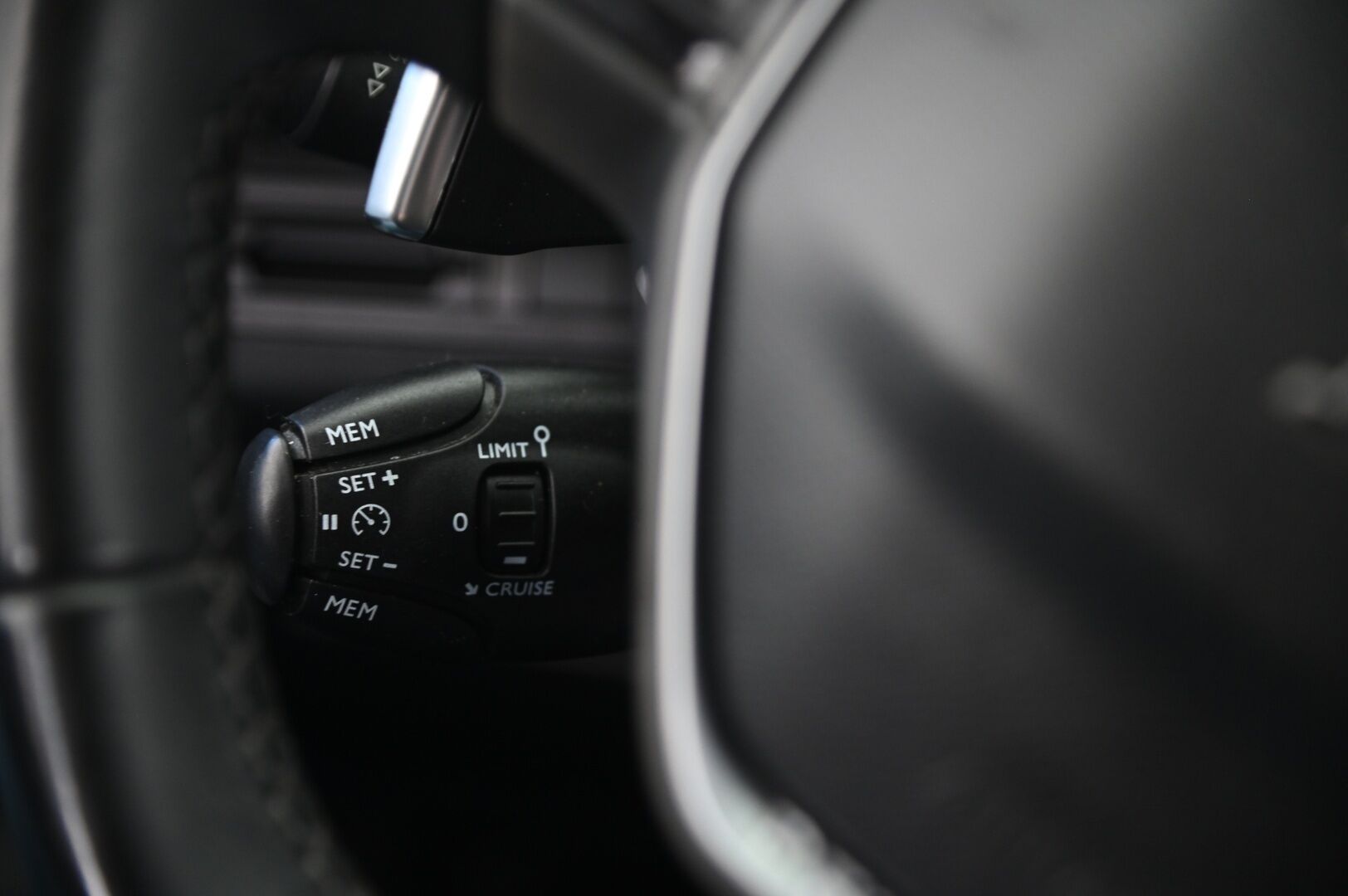 Peugeot 3008 2018 Allure PureTech 130 Automaatti - Panorama | Focal-äänentoisto | BT | Vakkari | Tutkat | 