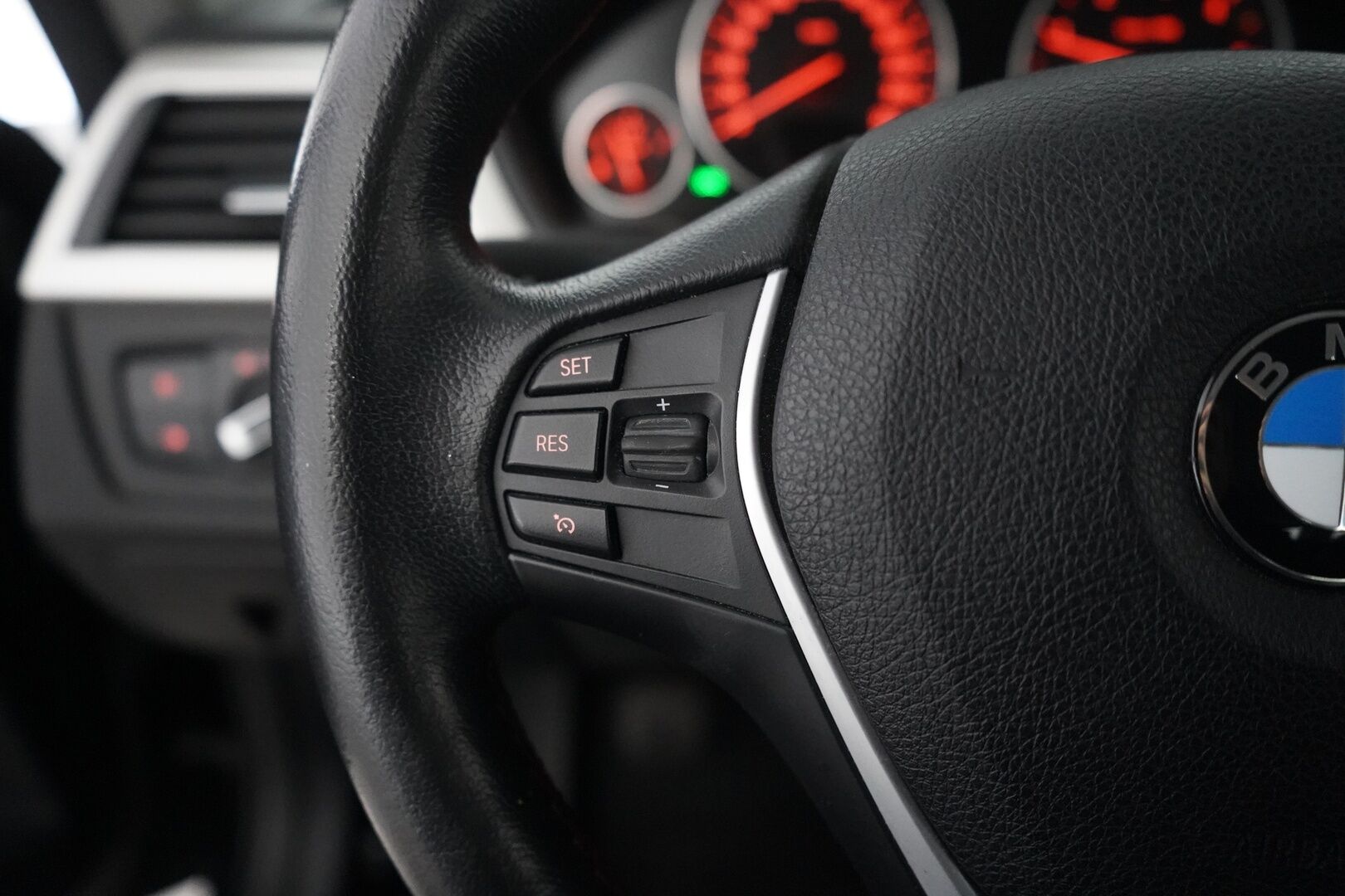 BMW 320 2014 MYYDÄÄN HUUTOKAUPAT.COM SIVUSTOLLA - MYYDÄÄN HUUTOKAUPAT.COM SIVUSTOLLA
