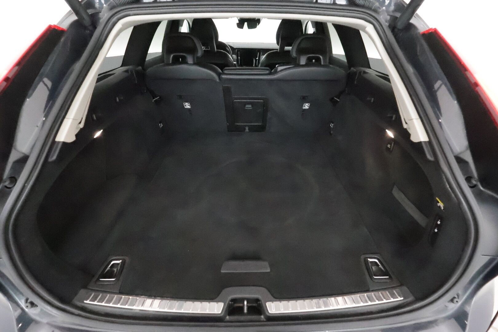 Volvo V90 2017 D4 AWD Momentum aut **Webasto / Adapt.vakkari / Koukku / KeylessGo / Puolinahat / P.tutka**