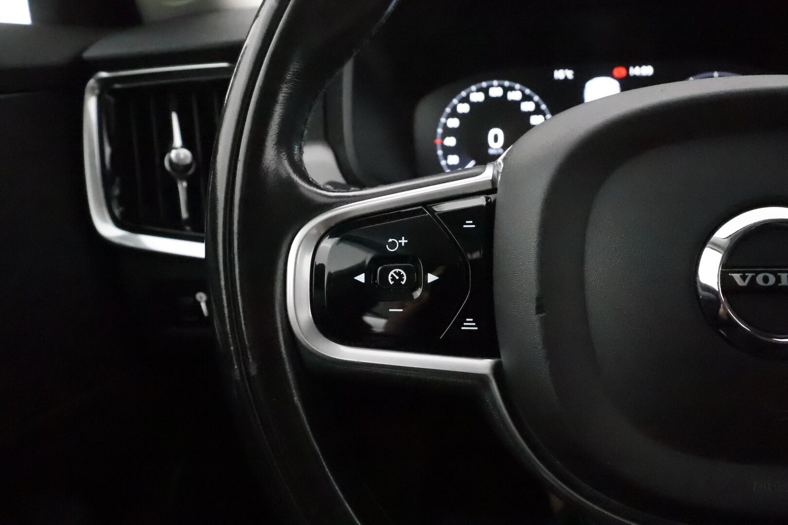 Volvo V90 2017 D4 AWD Momentum aut **Webasto / Adapt.vakkari / Koukku / KeylessGo / Puolinahat / P.tutka**