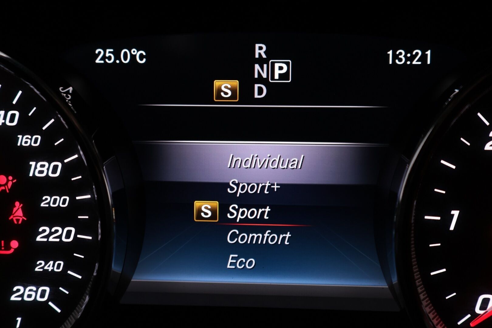 Mercedes-Benz E 2016 220 d A Premium Business - Webasto | Vetokoukku | Peruutuskamera | Puolinahkasisusta | Suomiauto | Comand Navi | Juuri tullut Tampereelle!