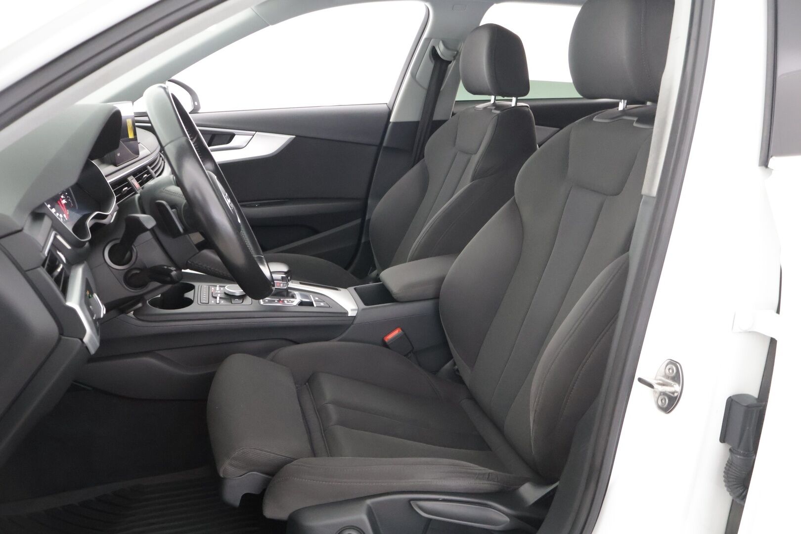 Audi A4 2016 Avant Business Sport 2,0 TFSI 140 kW S tronic - * Suomi-auto / Webasto / Sporttipenkit / Koukku / LED *