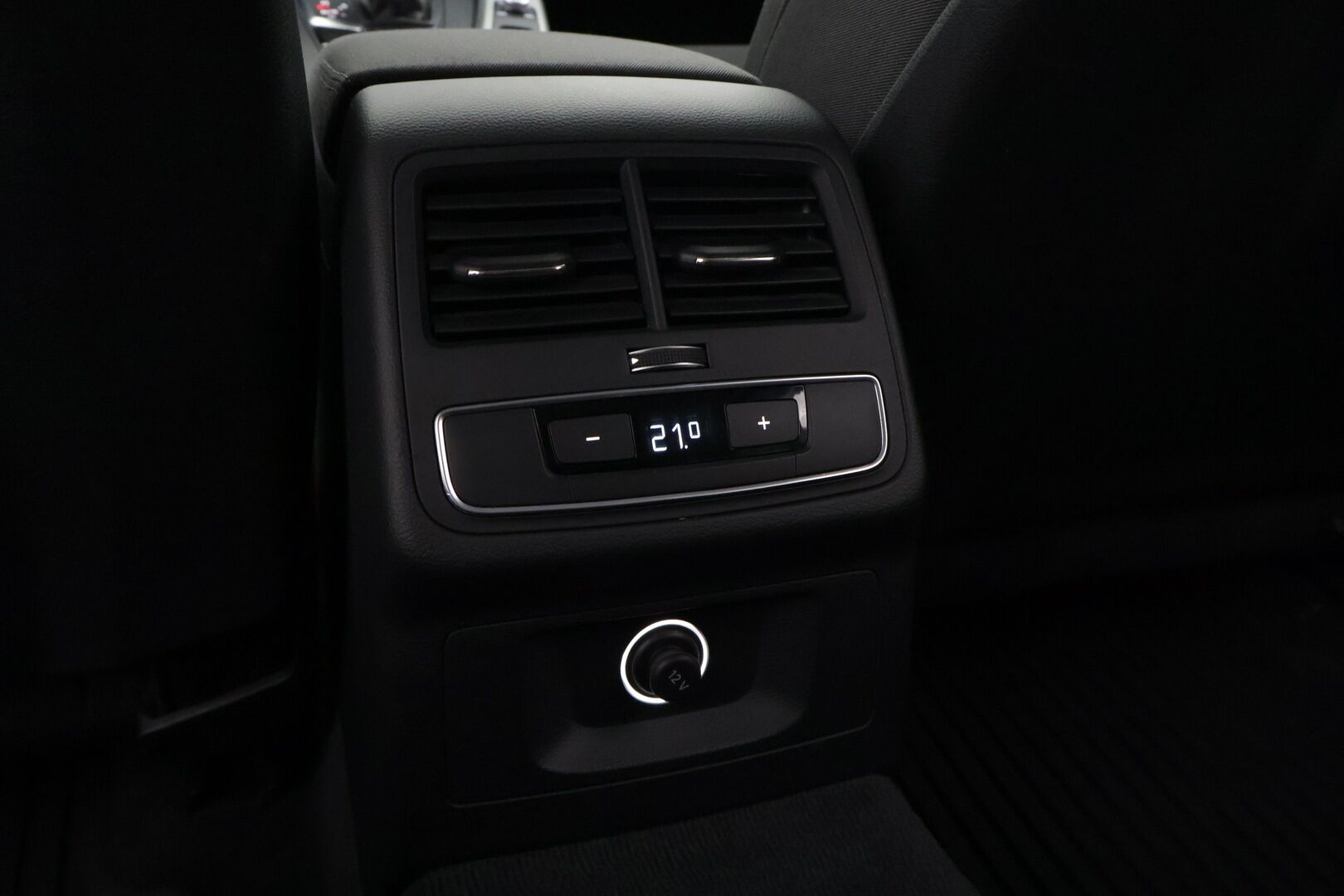 Audi A4 2016 Avant Business Sport 2,0 TFSI 140 kW S tronic - * Suomi-auto / Webasto / Sporttipenkit / Koukku / LED *
