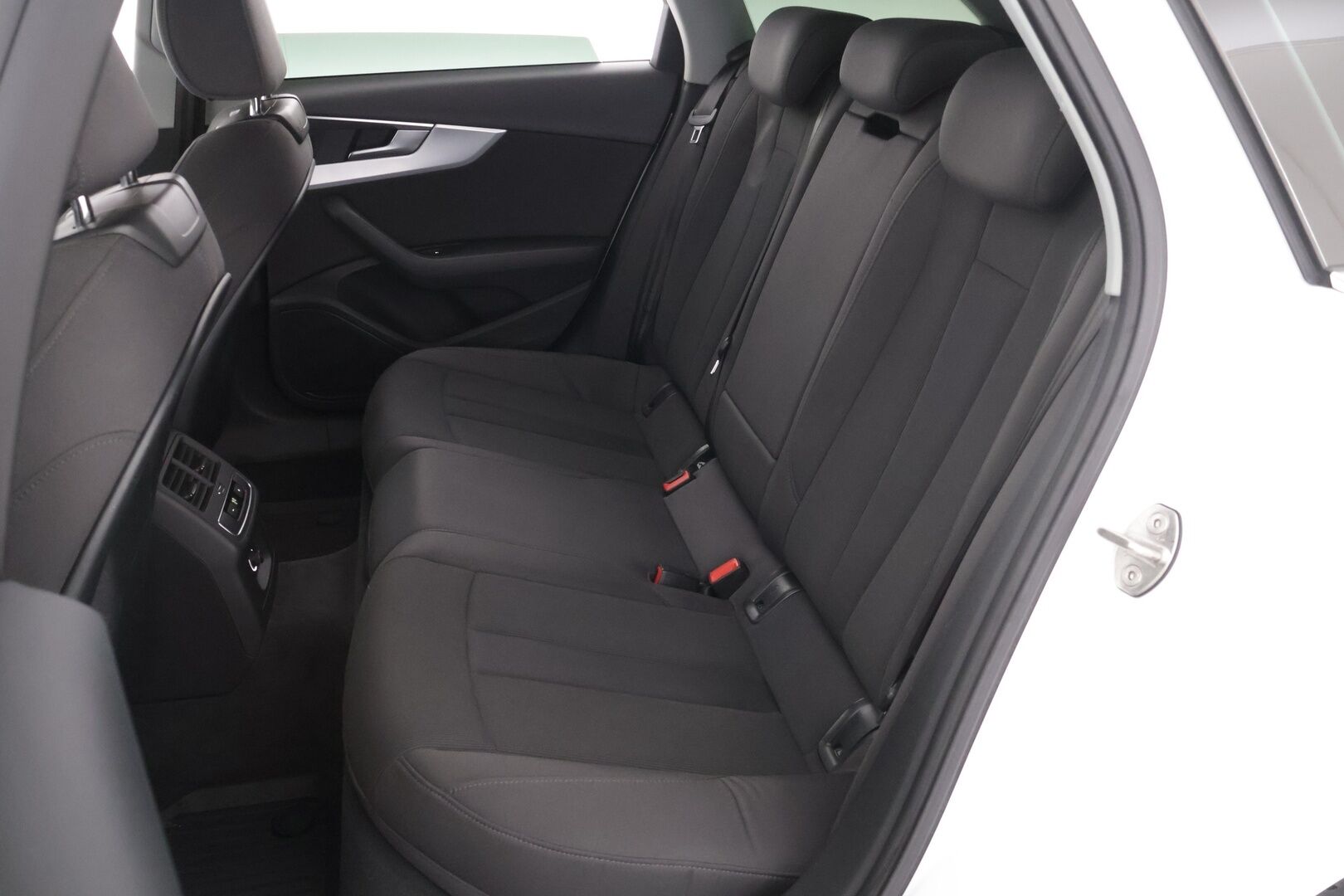 Audi A4 2016 Avant Business Sport 2,0 TFSI 140 kW S tronic - * Suomi-auto / Webasto / Sporttipenkit / Koukku / LED *