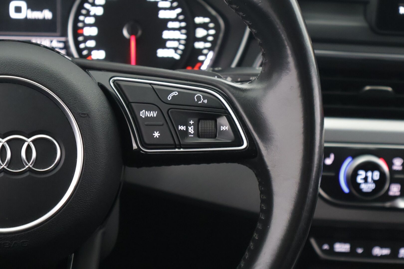 Audi A4 2016 Avant Business Sport 2,0 TFSI 140 kW S tronic - * Suomi-auto / Webasto / Sporttipenkit / Koukku / LED *