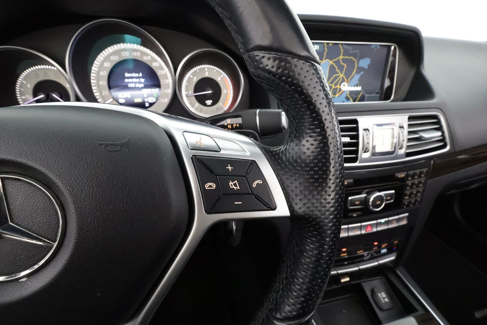 Mercedes-Benz E 2013 250 CDI BE Cabriolet A * H&K / ILS-LED / Vakkari / Navi / P.tutkat / Sporttinahat / Facelift / Ortopedi * - Kahdet renkaat aluvanteilla - HULLUT AVAJAISHULINAT KORKOTARJOUS 3,29 %