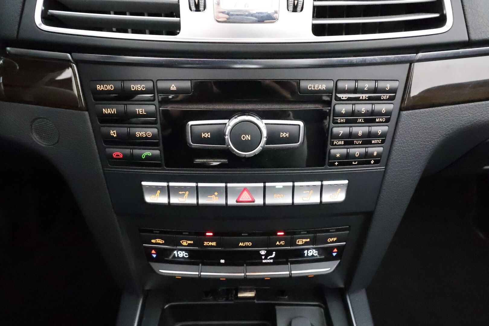 Mercedes-Benz E 2013 250 CDI BE Cabriolet A * H&K / ILS-LED / Vakkari / Navi / P.tutkat / Sporttinahat / Facelift / Ortopedi * - Kahdet renkaat aluvanteilla - HULLUT AVAJAISHULINAT KORKOTARJOUS 3,29 %