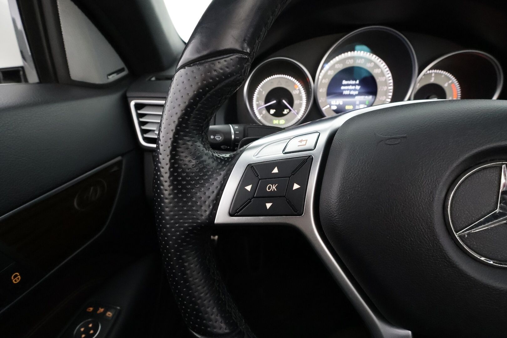 Mercedes-Benz E 2013 250 CDI BE Cabriolet A * H&K / ILS-LED / Vakkari / Navi / P.tutkat / Sporttinahat / Facelift / Ortopedi * - Kahdet renkaat aluvanteilla - HULLUT AVAJAISHULINAT KORKOTARJOUS 3,29 %