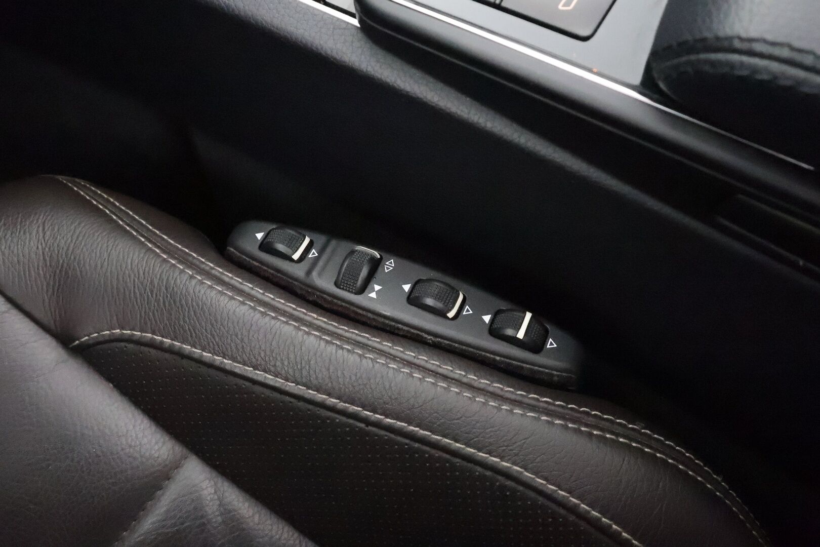 Mercedes-Benz E 2013 250 CDI BE Cabriolet A * H&K / ILS-LED / Vakkari / Navi / P.tutkat / Sporttinahat / Facelift / Ortopedi * - Kahdet renkaat aluvanteilla - HULLUT AVAJAISHULINAT KORKOTARJOUS 3,29 %