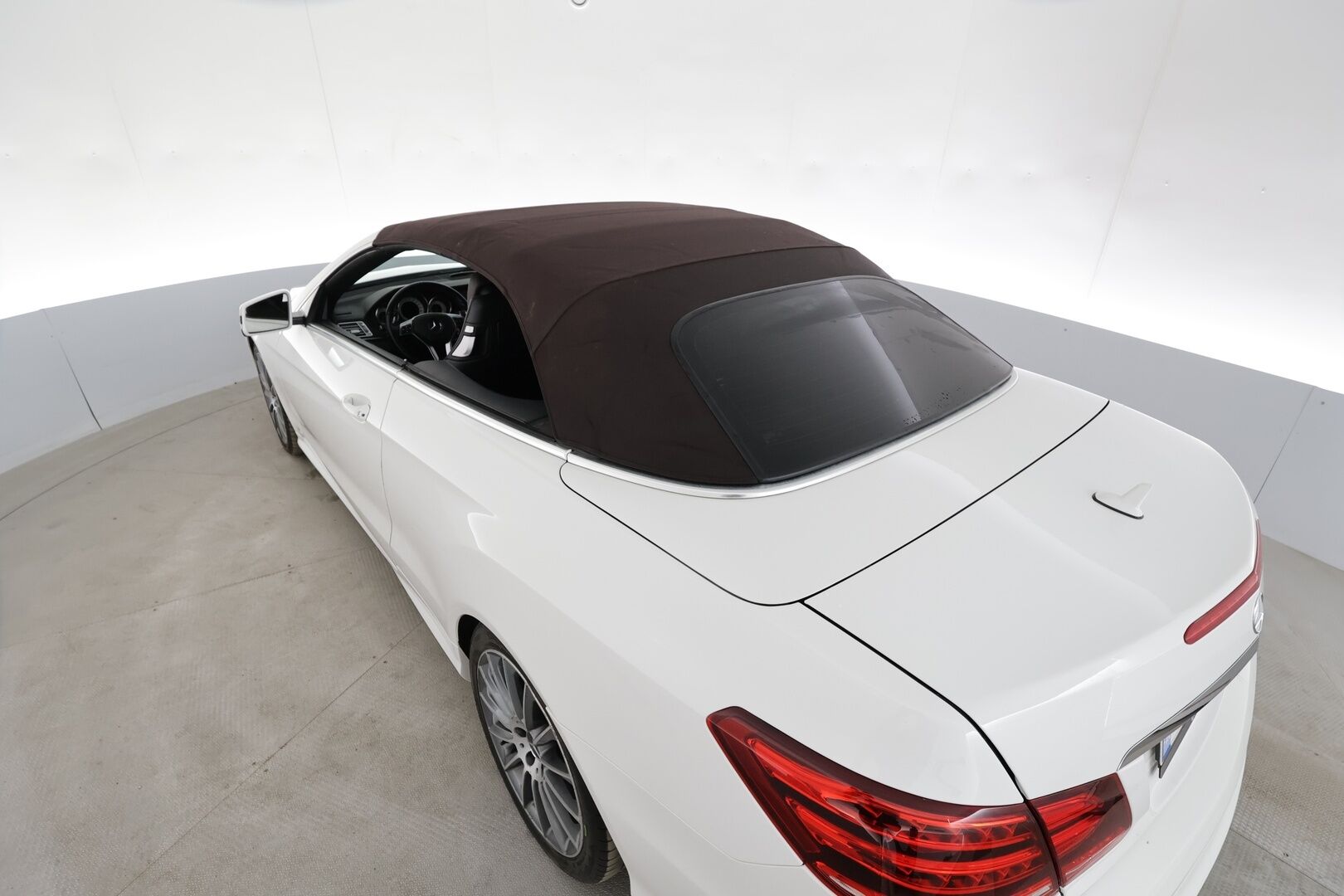 Mercedes-Benz E 2013 250 CDI BE Cabriolet A * H&K / ILS-LED / Vakkari / Navi / P.tutkat / Sporttinahat / Facelift / Ortopedi * - Kahdet renkaat aluvanteilla - HULLUT AVAJAISHULINAT KORKOTARJOUS 3,29 %