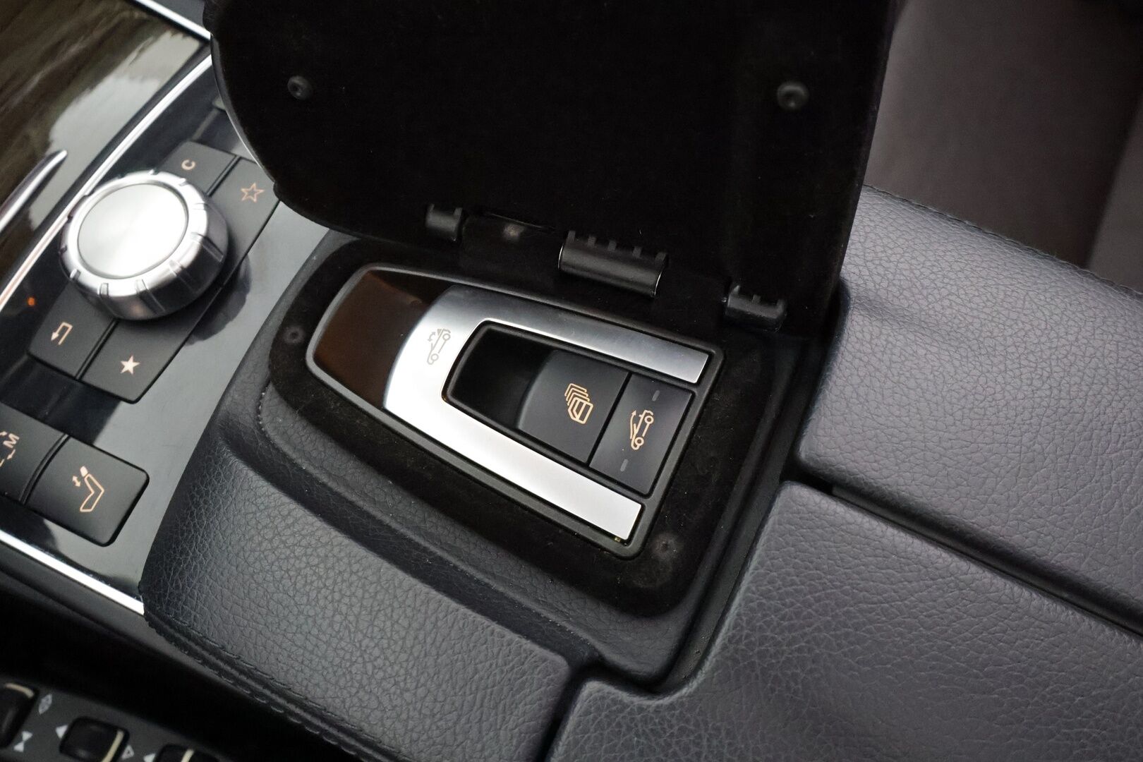 Mercedes-Benz E 2013 250 CDI BE Cabriolet A * H&K / ILS-LED / Vakkari / Navi / P.tutkat / Sporttinahat / Facelift / Ortopedi * - Kahdet renkaat aluvanteilla - HULLUT AVAJAISHULINAT KORKOTARJOUS 3,29 %