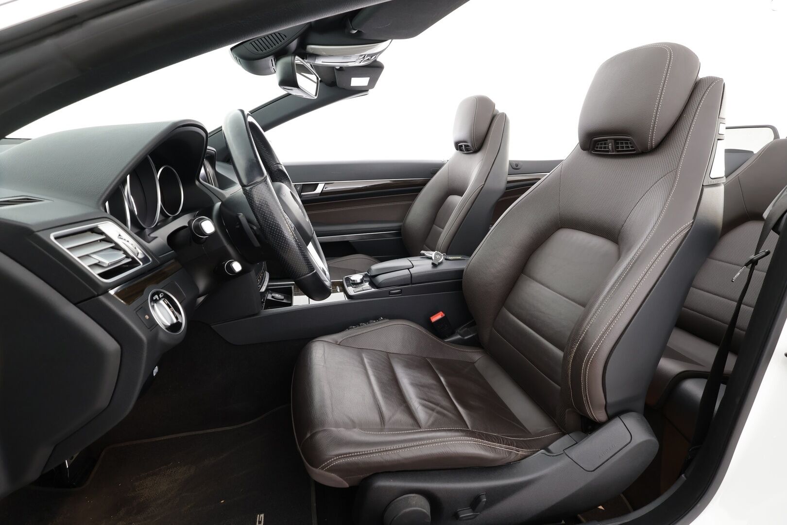 Mercedes-Benz E 2013 250 CDI BE Cabriolet A * H&K / ILS-LED / Vakkari / Navi / P.tutkat / Sporttinahat / Facelift / Ortopedi * - Kahdet renkaat aluvanteilla - HULLUT AVAJAISHULINAT KORKOTARJOUS 3,29 %