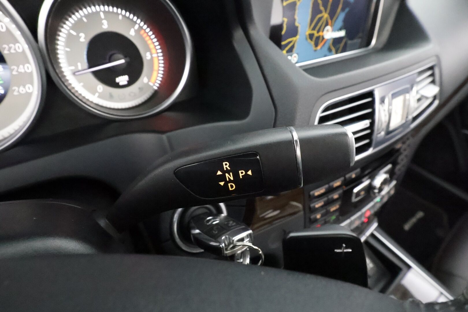 Mercedes-Benz E 2013 250 CDI BE Cabriolet A * H&K / ILS-LED / Vakkari / Navi / P.tutkat / Sporttinahat / Facelift / Ortopedi * - Kahdet renkaat aluvanteilla - HULLUT AVAJAISHULINAT KORKOTARJOUS 3,29 %