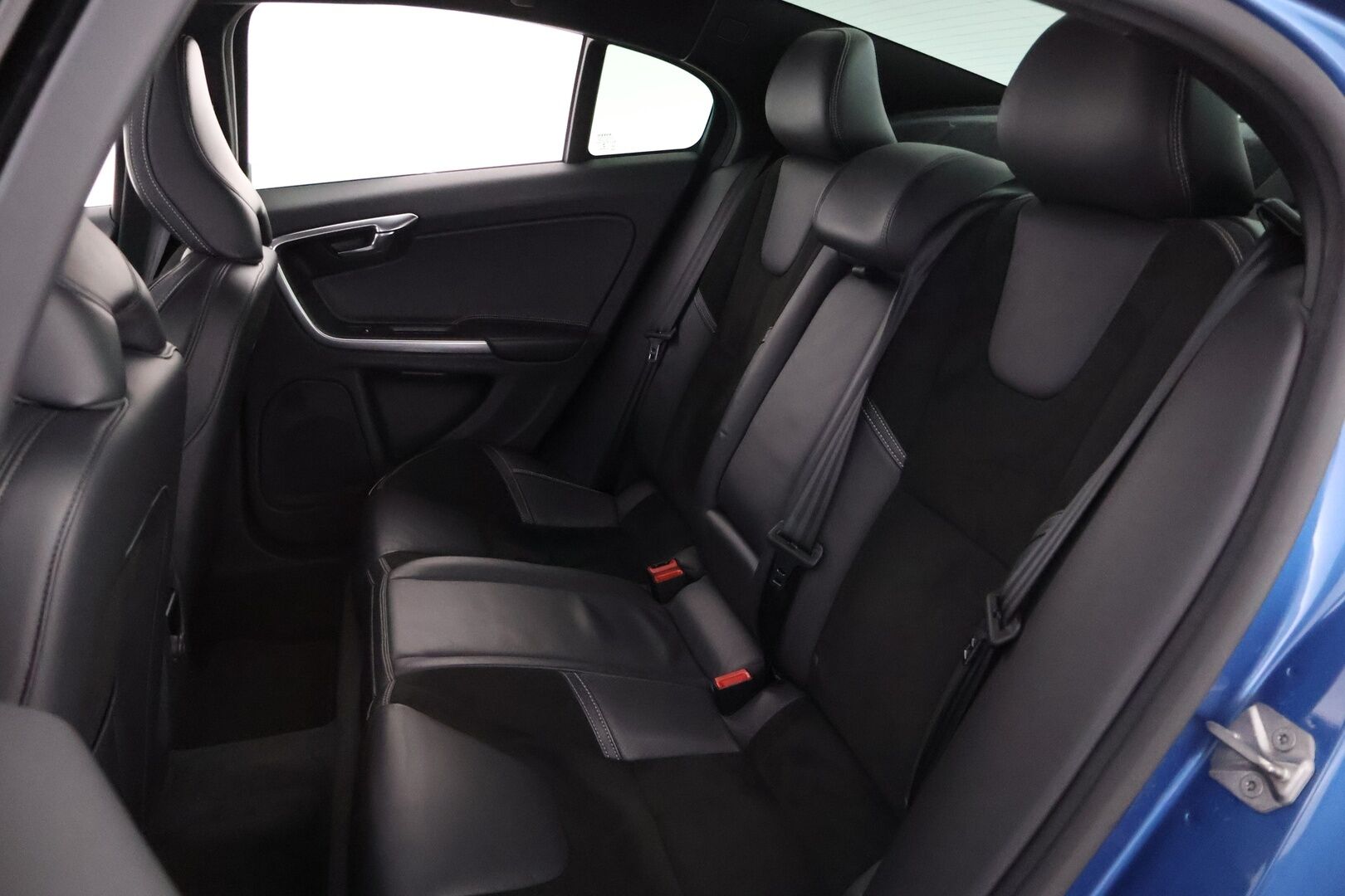 Volvo S60 2016 T3 Business R-Design Edition aut - Webasto / Kattoluukku / Vetokoukku / Nahka-Alcantara / Peruutustutkat / Suomiauto / Jakopää tehty!