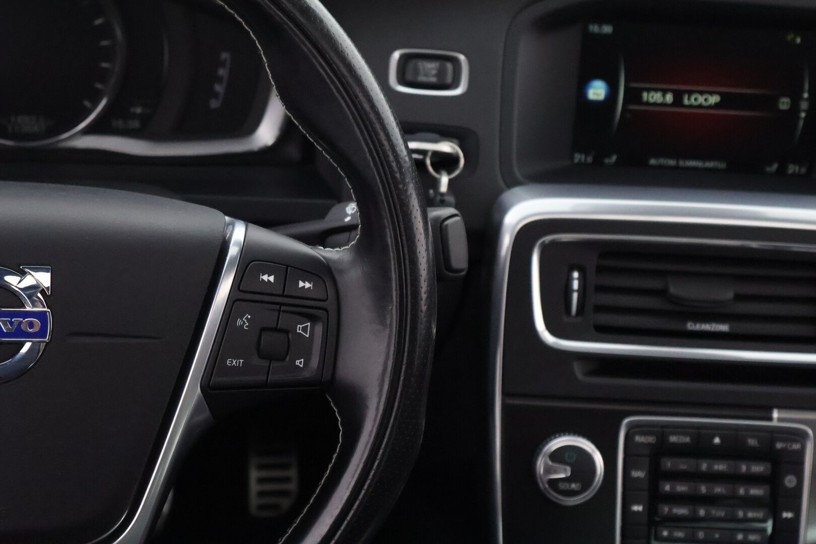 Volvo S60 2016 T3 Business R-Design Edition aut - Webasto / Kattoluukku / Vetokoukku / Nahka-Alcantara / Peruutustutkat / Suomiauto / Jakopää tehty!