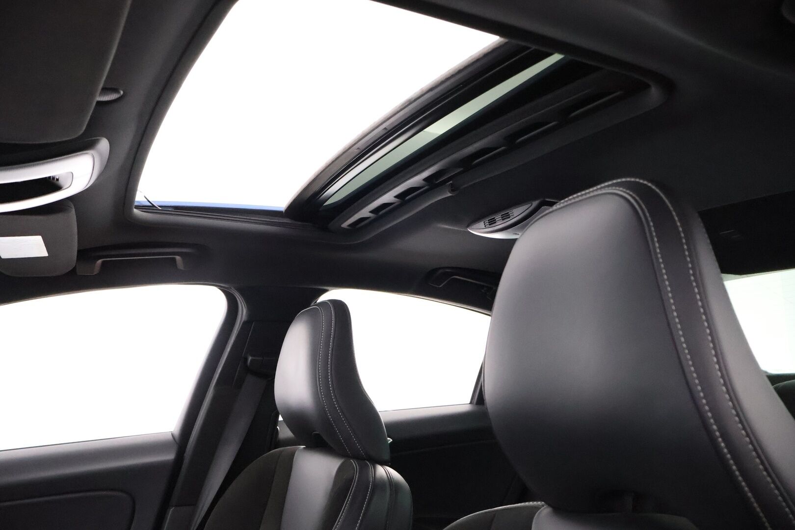 Volvo S60 2016 T3 Business R-Design Edition aut - Webasto / Kattoluukku / Vetokoukku / Nahka-Alcantara / Peruutustutkat / Suomiauto / Jakopää tehty!