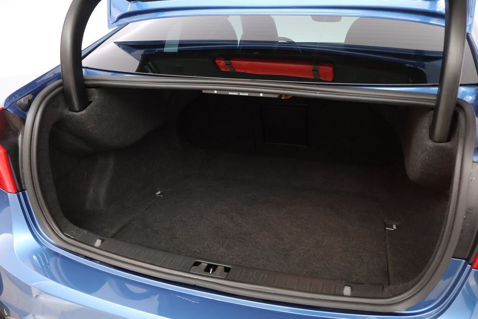 Volvo S60 2016 T3 Business R-Design Edition aut - Webasto / Kattoluukku / Vetokoukku / Nahka-Alcantara / Peruutustutkat / Suomiauto / Jakopää tehty!