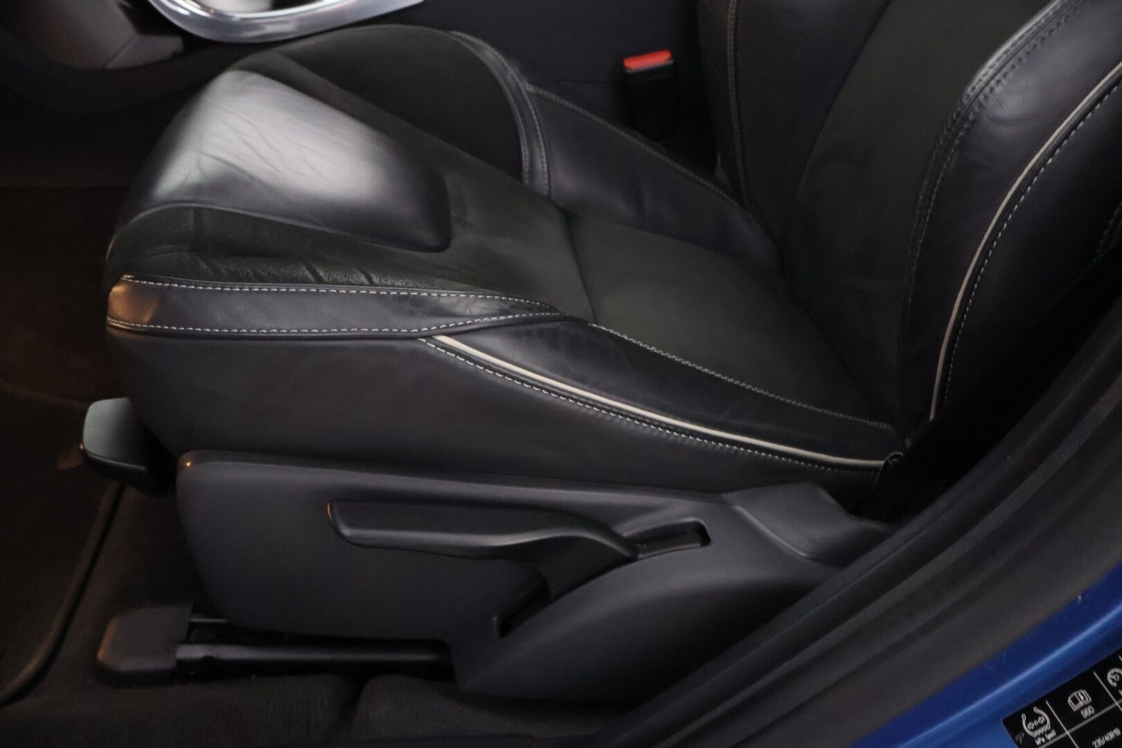 Volvo S60 2016 T3 Business R-Design Edition aut - Webasto / Kattoluukku / Vetokoukku / Nahka-Alcantara / Peruutustutkat / Suomiauto / Jakopää tehty!