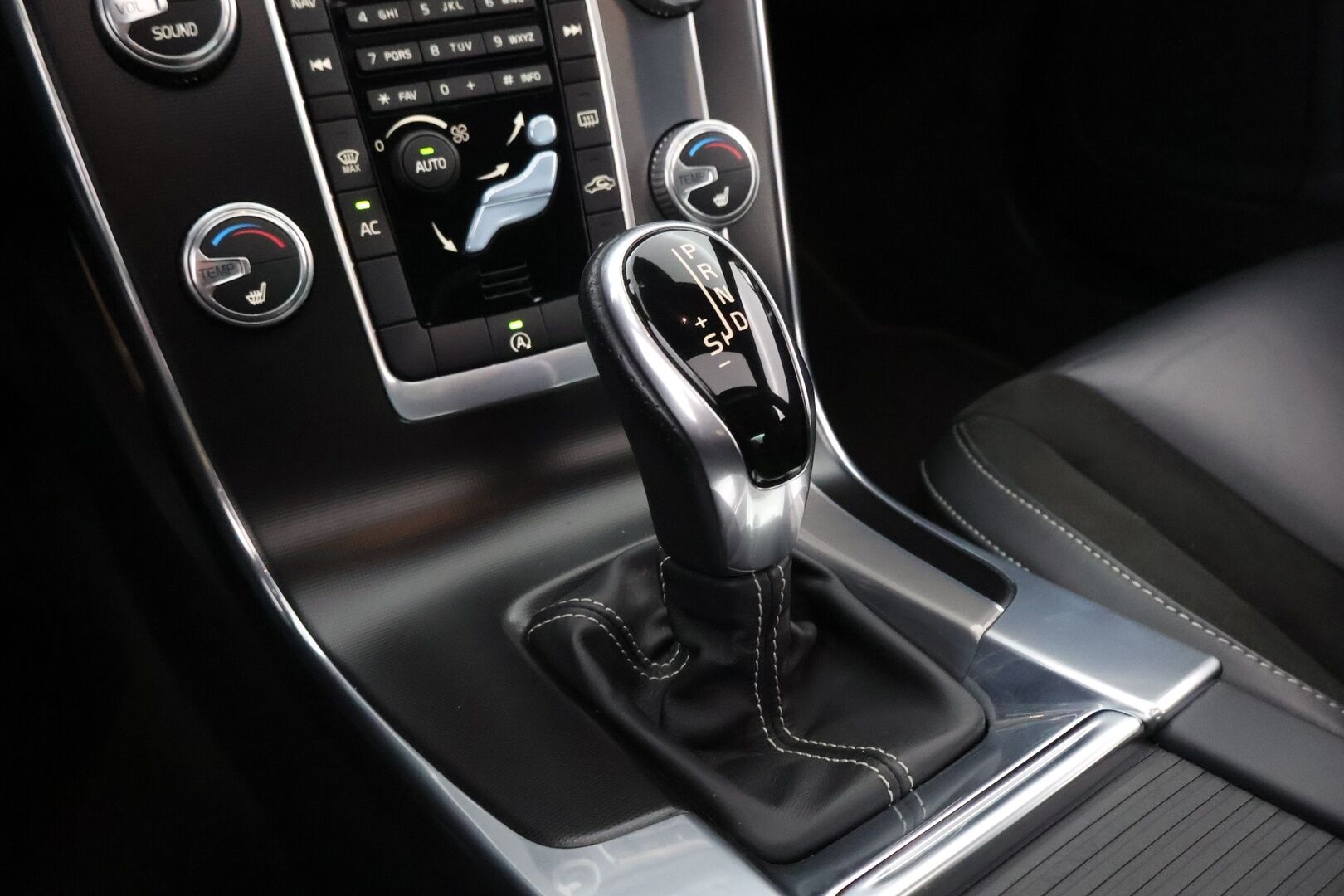 Volvo S60 2016 T3 Business R-Design Edition aut - Webasto / Kattoluukku / Vetokoukku / Nahka-Alcantara / Peruutustutkat / Suomiauto / Jakopää tehty!