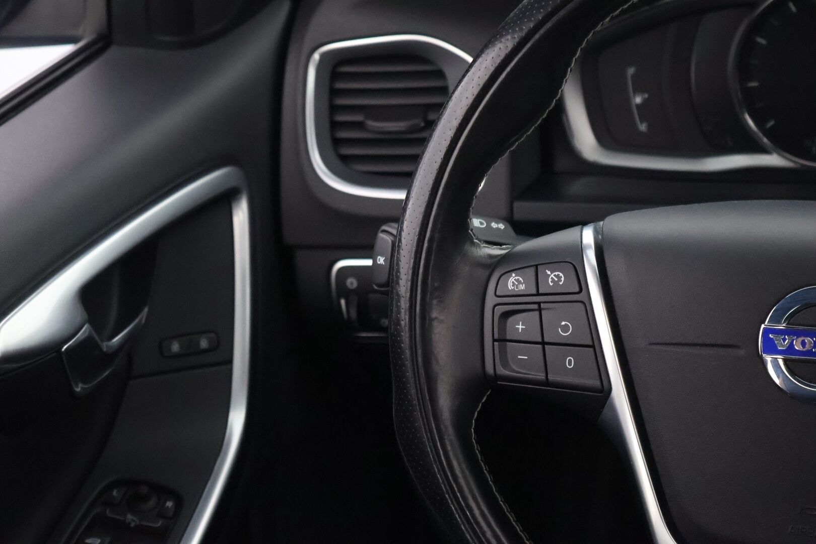 Volvo S60 2016 T3 Business R-Design Edition aut - Webasto / Kattoluukku / Vetokoukku / Nahka-Alcantara / Peruutustutkat / Suomiauto / Jakopää tehty!