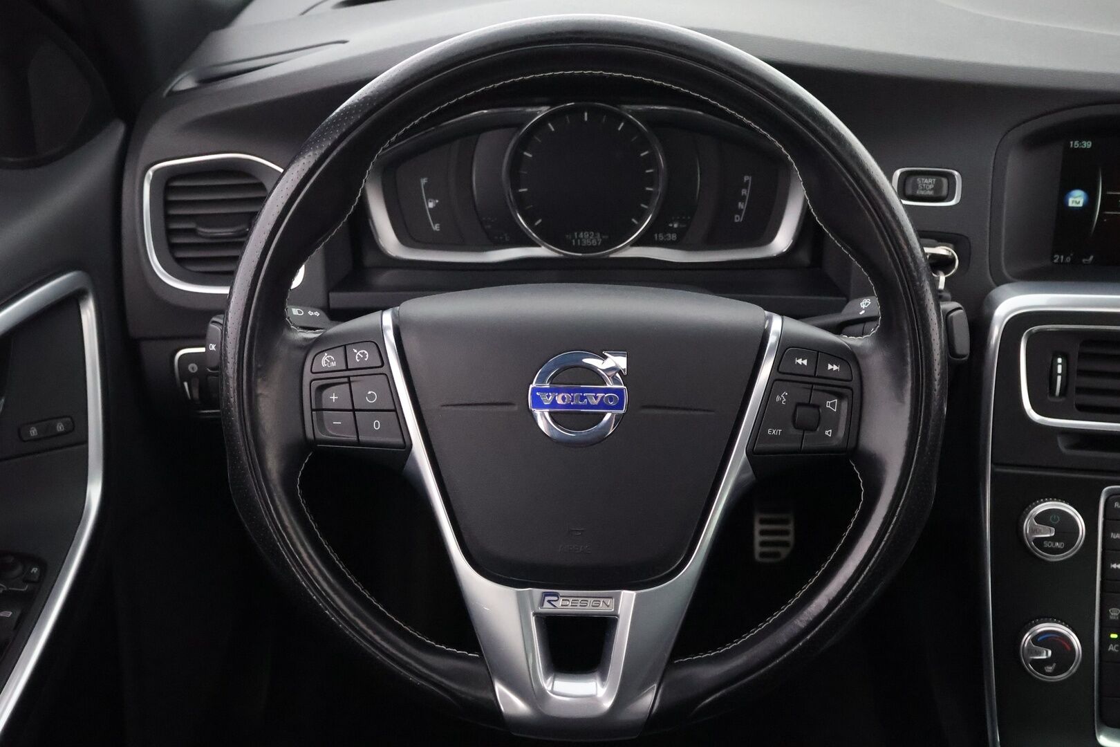 Volvo S60 2016 T3 Business R-Design Edition aut - Webasto / Kattoluukku / Vetokoukku / Nahka-Alcantara / Peruutustutkat / Suomiauto / Jakopää tehty!