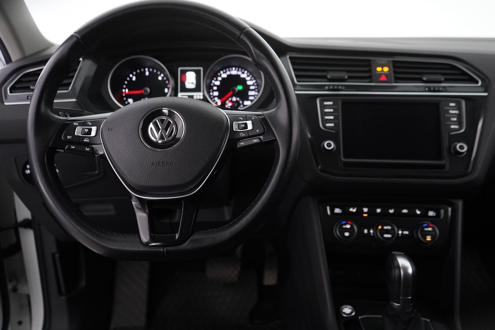 Volkswagen Tiguan 2016 Comfortline 2,0 TDI SCR 110 kW (150 hv) 4MOTION DSG  *Webasto / ACC / Koukku / Kamera / Navi / Ratinlämmitin / Lane assist* - Suomi-auto / Kahdet alumiinivanteet / Viimeisin huolto 223tkm! / Jakopää 192tkm kohdalla! 
