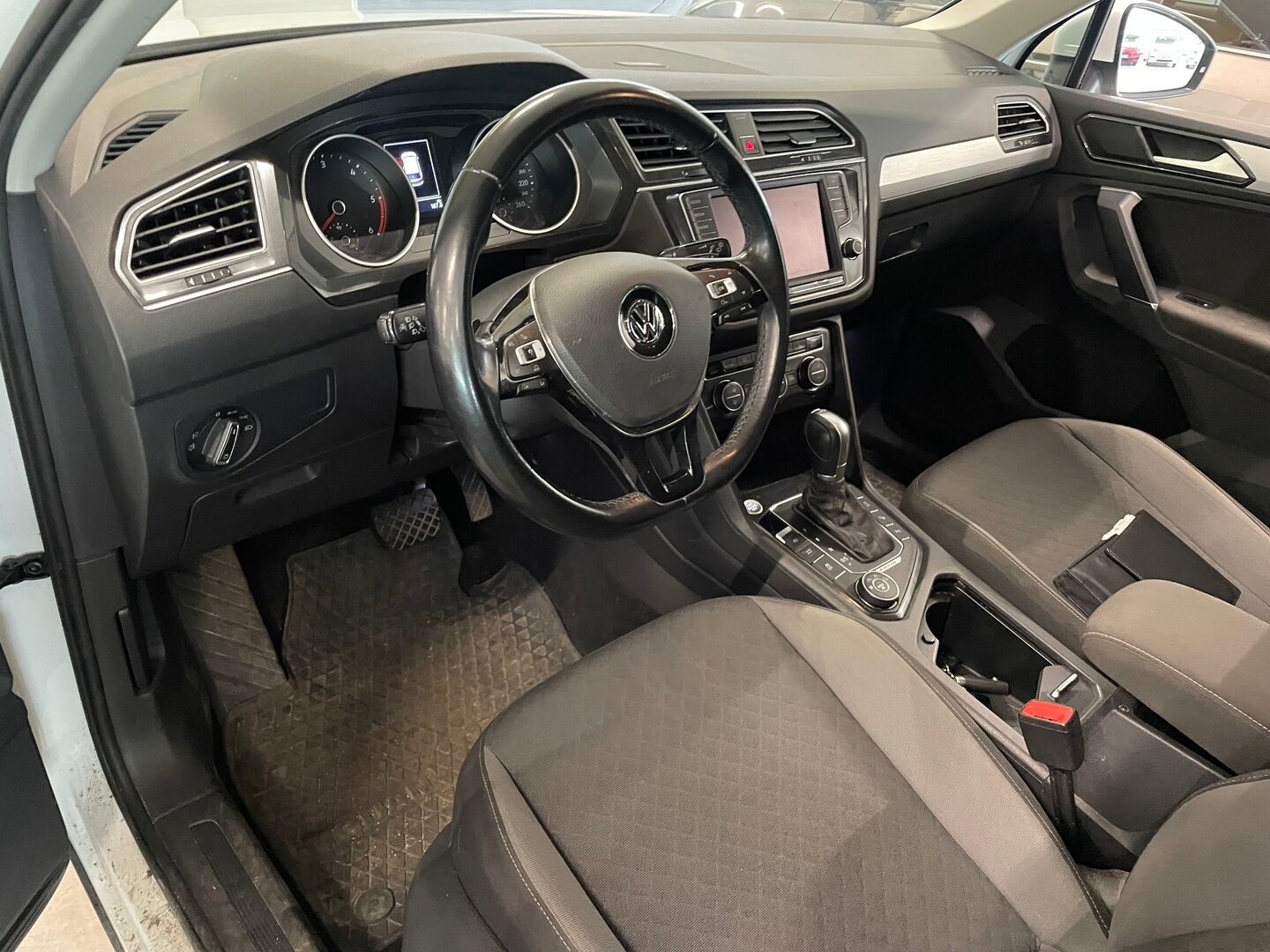 Volkswagen Tiguan 2016 Comfortline 2,0 TDI SCR 110 kW (150 hv) 4MOTION DSG  *Webasto / ACC / Koukku / Kamera / Navi / Ratinlämmitin / Lane assist* - Suomi-auto / Kahdet alumiinivanteet / Viimeisin huolto 223tkm! / Jakopää 192tkm kohdalla! 