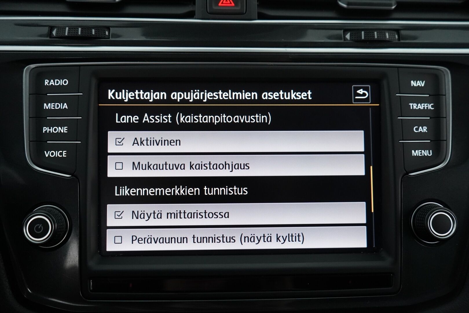 Volkswagen Tiguan 2016 Comfortline 2,0 TDI SCR 110 kW (150 hv) 4MOTION DSG  *Webasto / ACC / Koukku / Kamera / Navi / Ratinlämmitin / Lane assist* - Suomi-auto / Kahdet alumiinivanteet / Viimeisin huolto 223tkm! / Jakopää 192tkm kohdalla! 