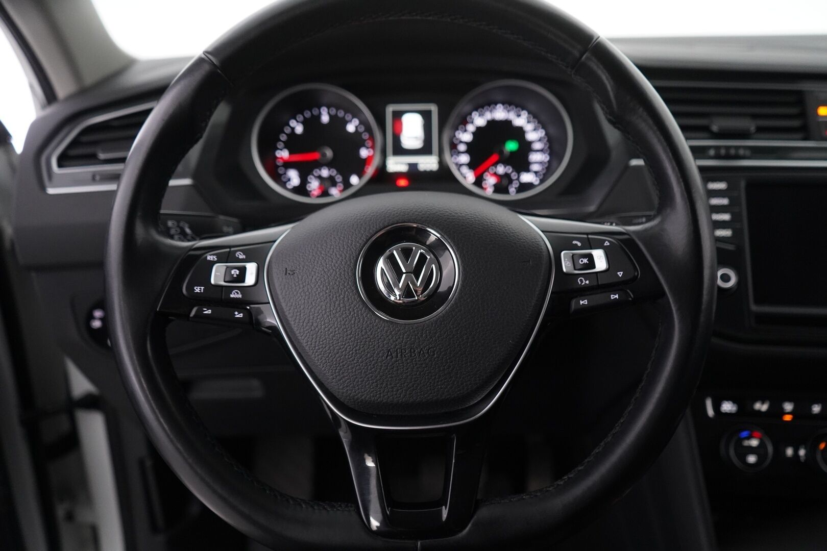 Volkswagen Tiguan 2016 Comfortline 2,0 TDI SCR 110 kW (150 hv) 4MOTION DSG  *Webasto / ACC / Koukku / Kamera / Navi / Ratinlämmitin / Lane assist* - Suomi-auto / Kahdet alumiinivanteet / Viimeisin huolto 223tkm! / Jakopää 192tkm kohdalla! 