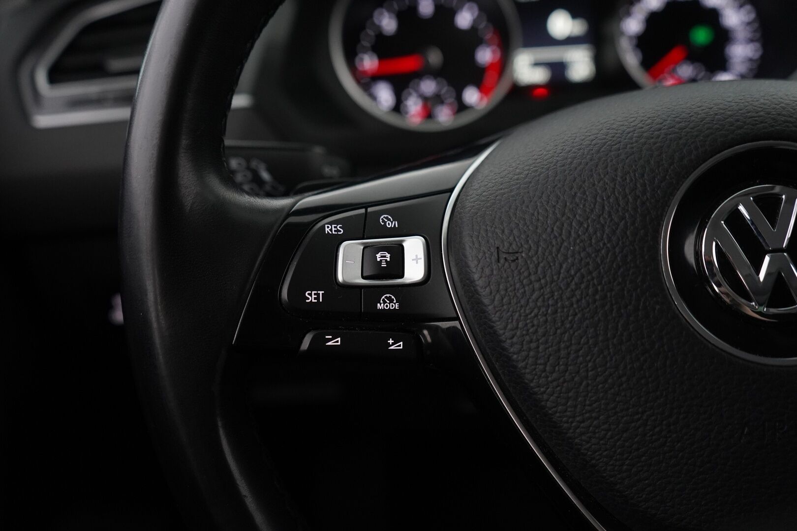 Volkswagen Tiguan 2016 Comfortline 2,0 TDI SCR 110 kW (150 hv) 4MOTION DSG  *Webasto / ACC / Koukku / Kamera / Navi / Ratinlämmitin / Lane assist* - Suomi-auto / Kahdet alumiinivanteet / Viimeisin huolto 223tkm! / Jakopää 192tkm kohdalla! 