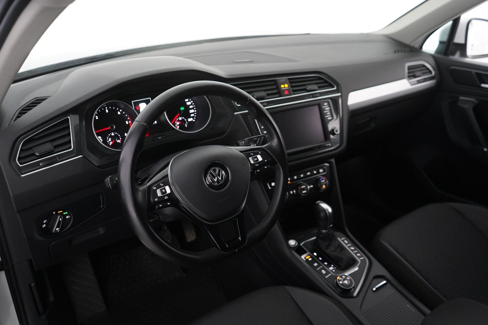 Volkswagen Tiguan 2016 Comfortline 2,0 TDI SCR 110 kW (150 hv) 4MOTION DSG  *Webasto / ACC / Koukku / Kamera / Navi / Ratinlämmitin / Lane assist* - Suomi-auto / Kahdet alumiinivanteet / Viimeisin huolto 223tkm! / Jakopää 192tkm kohdalla! 