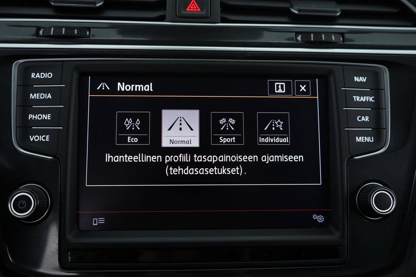 Volkswagen Tiguan 2016 Comfortline 2,0 TDI SCR 110 kW (150 hv) 4MOTION DSG  *Webasto / ACC / Koukku / Kamera / Navi / Ratinlämmitin / Lane assist* - Suomi-auto / Kahdet alumiinivanteet / Viimeisin huolto 223tkm! / Jakopää 192tkm kohdalla! 