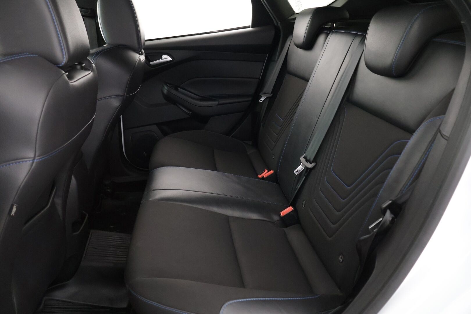 Ford Focus 2016 2,3 EcoBoost 350 hv start/stop M6 RS 5-ovinen - Suomi-Auto | Lämmitettävä tuulilasi | Vakionopeudensäädin | Peruutuskamera | Keyless | Lämmitettävä ohjauspyörä | 2x Avain | Launch Control 