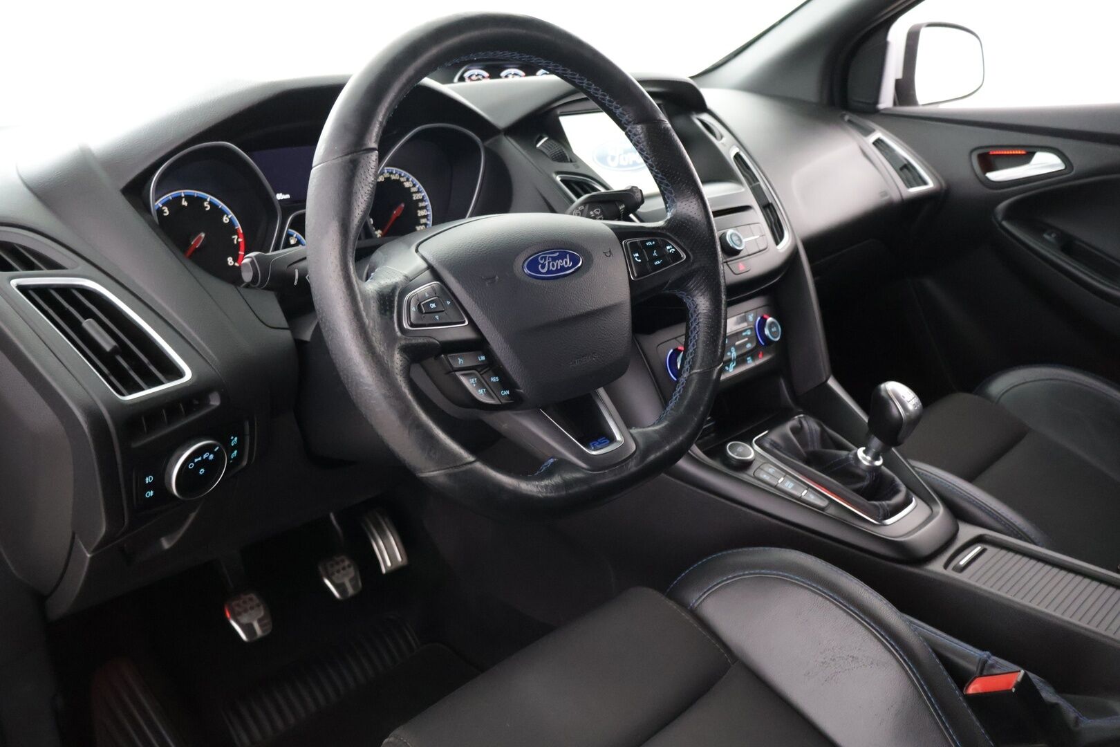 Ford Focus 2016 2,3 EcoBoost 350 hv start/stop M6 RS 5-ovinen - Suomi-Auto | Lämmitettävä tuulilasi | Vakionopeudensäädin | Peruutuskamera | Keyless | Lämmitettävä ohjauspyörä | 2x Avain | Launch Control 