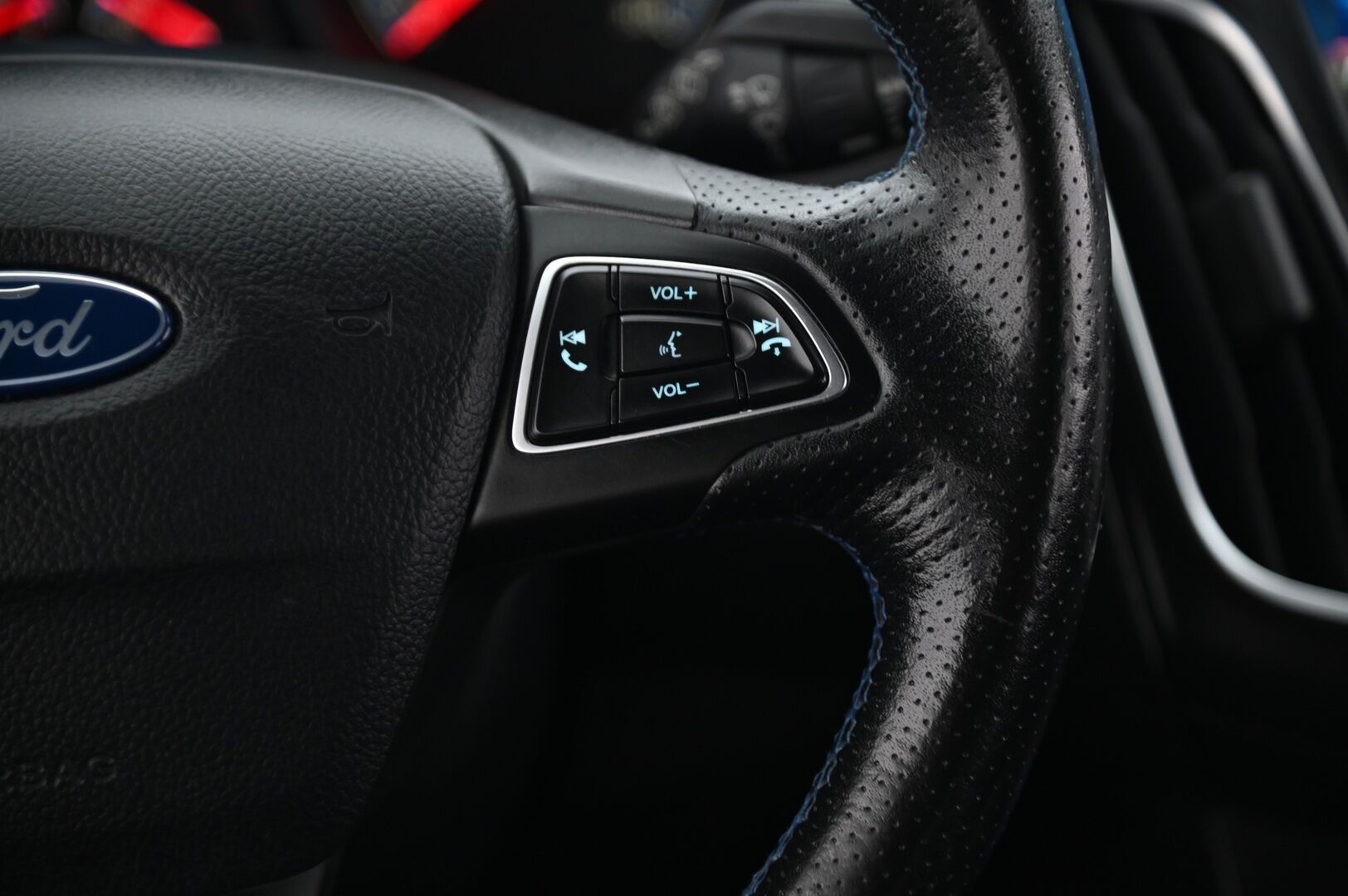Ford Focus 2016 2,3 EcoBoost 350 hv start/stop M6 RS 5-ovinen Vakionopeudensäädin / Peruutuskamera / Keyless / Lämmitettävä Tuulilasi - Suomi-Auto / Lämmitettävä ohjauspyörä / 2x Avain / Launch Control 