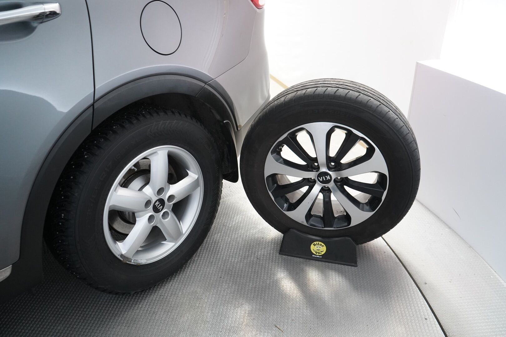 Kia Sorento 2016 2.2 CRDi AWD EX A/T 5P * Vakkari / Vetokoukku / Sähköpenkki / Peruutuskamera / Lohkolämmitin * - Suomi-auto / Juuri huollettu / Kahdet renkaat ja vanteet