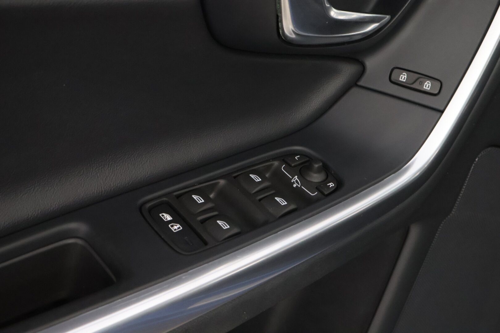 Volvo V60 2017 D4 R-Design Edition aut * 2OM Suomiauto / Webasto / Harman&Kardon / Nahka-Alcantara / Digimittari / KeylessGo - Jakopää hiljattain tehty / Metalliväri / 2x Renkaat aluvantein! - HULLU BLACKWEEK KORKOTARJOUS 2,49%