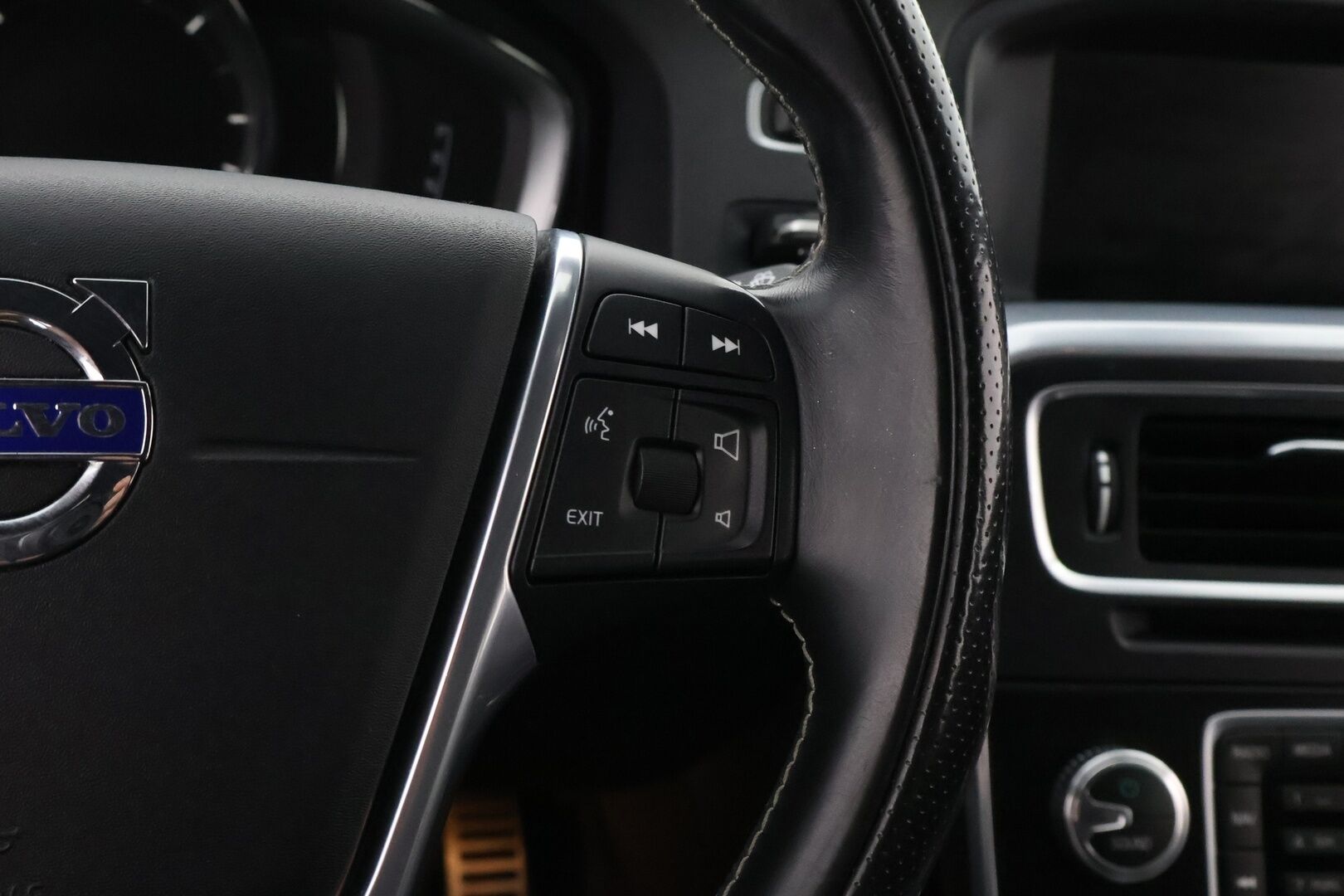 Volvo V60 2016 D4 R-Design Edition aut * 2OM Suomiauto / Webasto / Harman&Kardon / Nahka-Alcantara / Digimittari / KeylessGo - Jakopää hiljattain tehty / Metalliväri / 2x Renkaat aluvantein! - Osta nyt, maksa vasta ensi vuonna