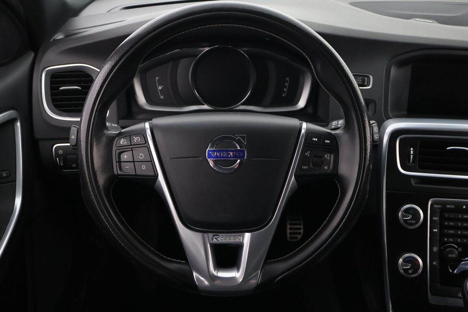 Volvo V60 2017 D4 R-Design Edition aut * 2OM Suomiauto / Webasto / Harman&Kardon / Nahka-Alcantara / Digimittari / KeylessGo - Jakopää hiljattain tehty / Metalliväri / 2x Renkaat aluvantein! - HULLU BLACKWEEK KORKOTARJOUS 2,49%