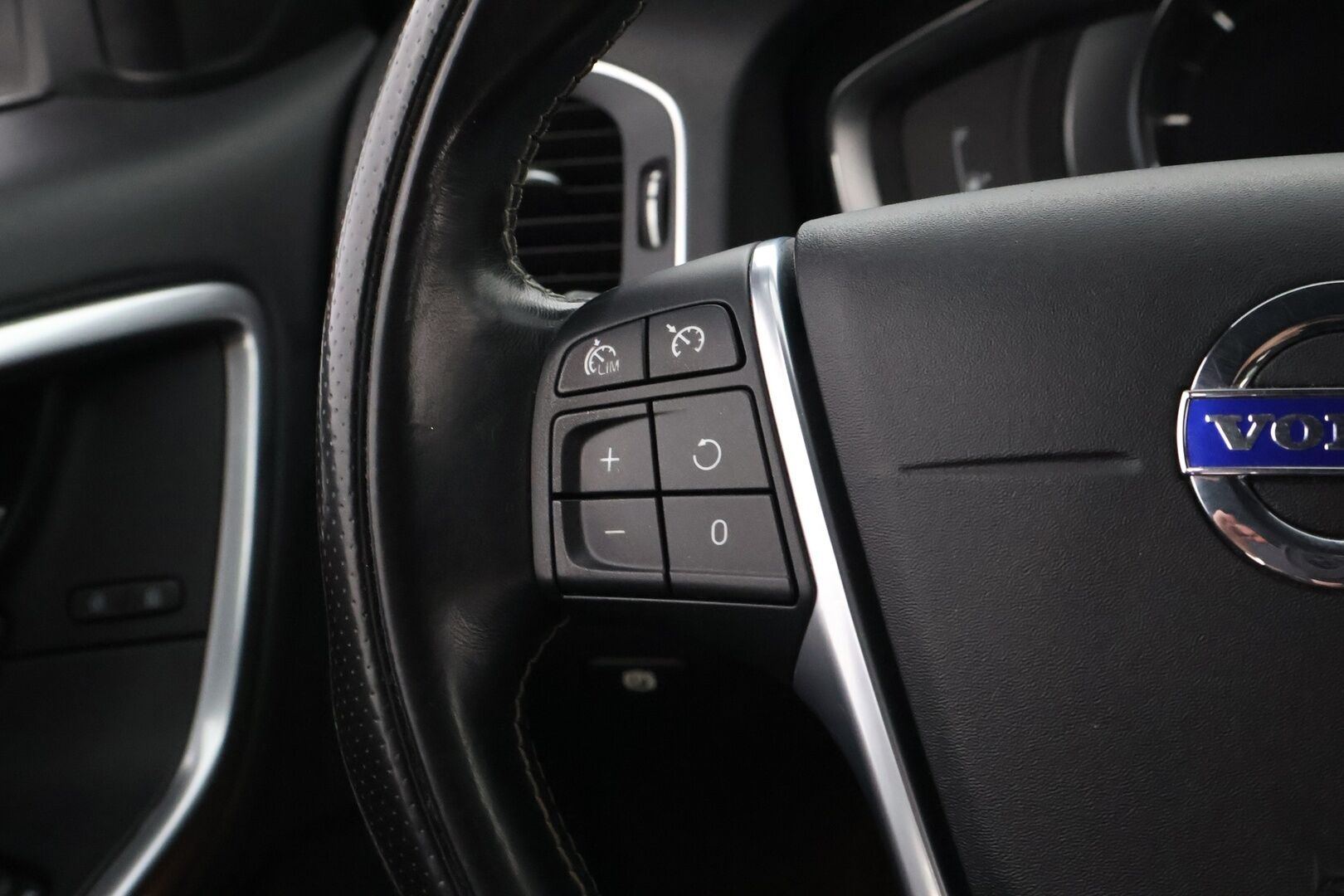 Volvo V60 2016 D4 R-Design Edition aut * 2OM Suomiauto / Webasto / Harman&Kardon / Nahka-Alcantara / Digimittari / KeylessGo - Jakopää hiljattain tehty / Metalliväri / 2x Renkaat aluvantein! - Osta nyt, maksa vasta ensi vuonna