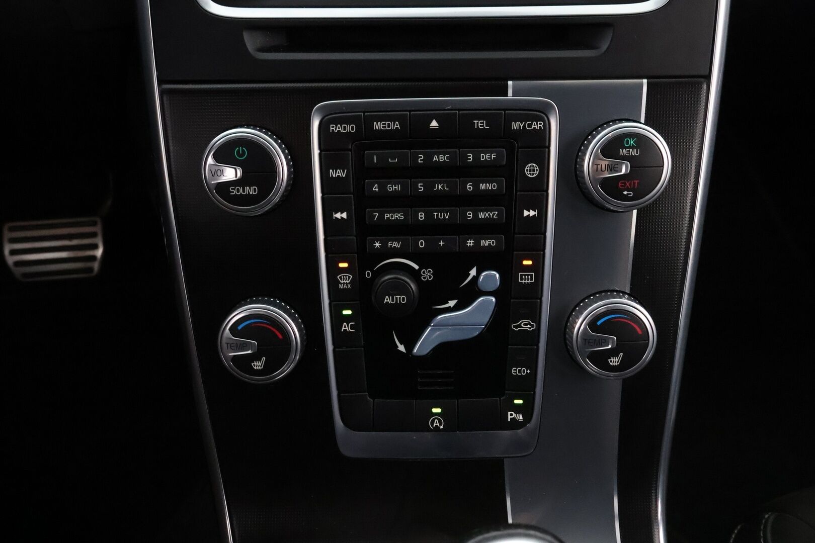 Volvo V60 2017 D4 R-Design Edition aut * 2OM Suomiauto / Webasto / Harman&Kardon / Nahka-Alcantara / Digimittari / KeylessGo - Jakopää hiljattain tehty / Metalliväri / 2x Renkaat aluvantein! - HULLU BLACKWEEK KORKOTARJOUS 2,49%