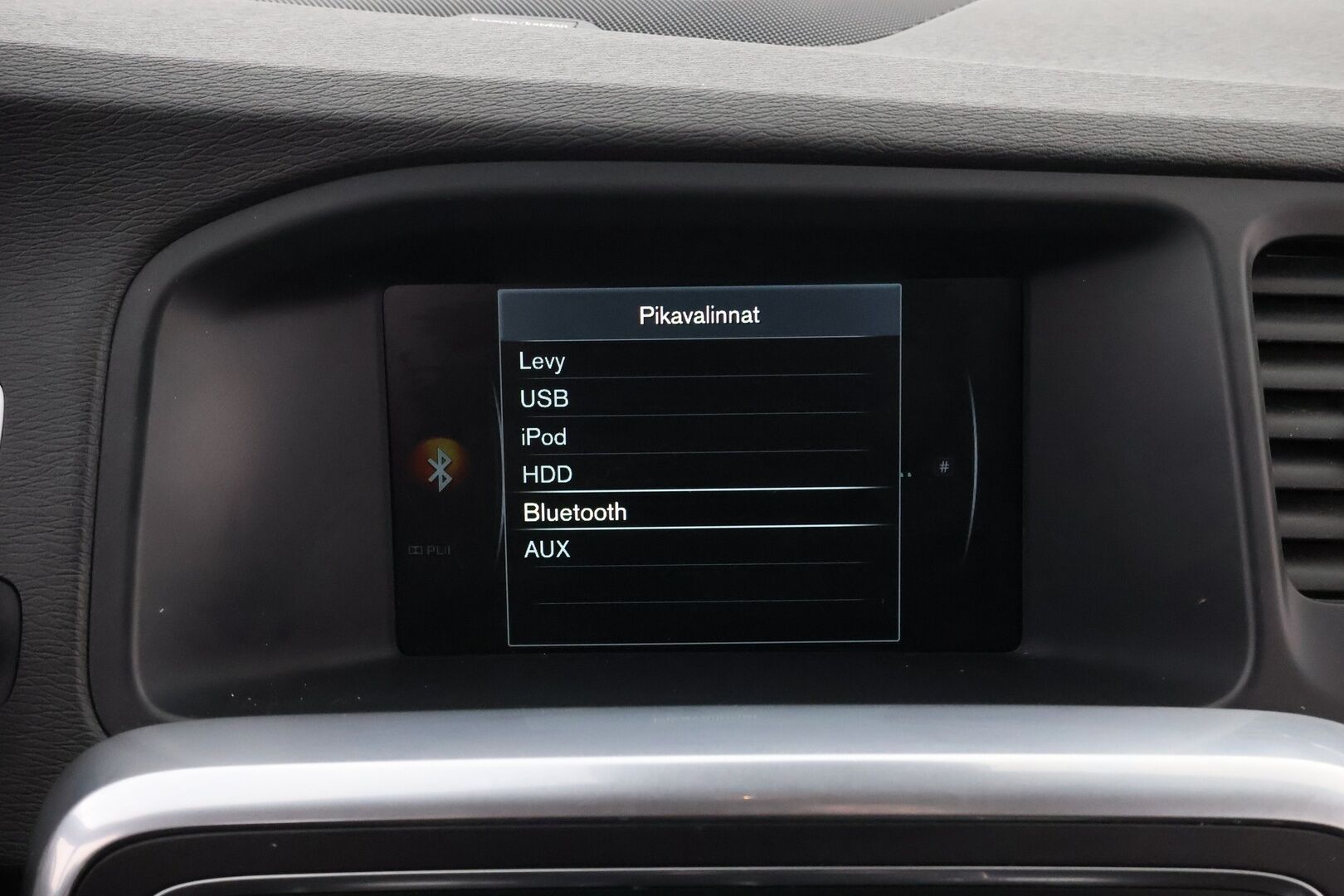 Volvo V60 2017 D4 R-Design Edition aut * 2OM Suomiauto / Webasto / Harman&Kardon / Nahka-Alcantara / Digimittari / KeylessGo - Jakopää hiljattain tehty / Metalliväri / 2x Renkaat aluvantein! - HULLU BLACKWEEK KORKOTARJOUS 2,49%