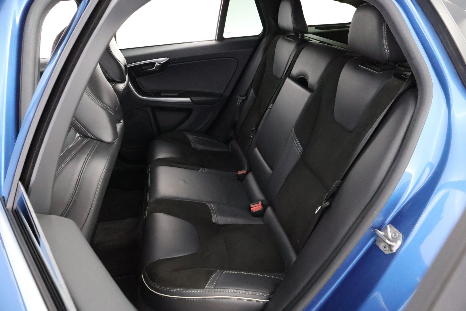 Volvo V60 2017 D4 R-Design Edition aut * 2OM Suomiauto / Webasto / Harman&Kardon / Nahka-Alcantara / Digimittari / KeylessGo - Jakopää hiljattain tehty / Metalliväri / 2x Renkaat aluvantein! - HULLU BLACKWEEK KORKOTARJOUS 2,49%