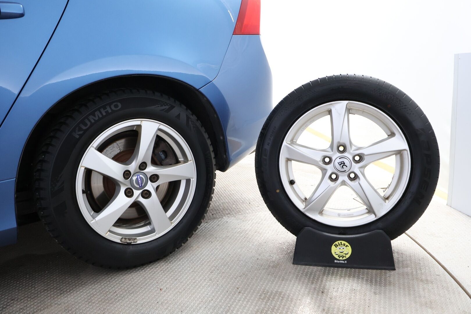 Volvo V60 2016 D4 R-Design Edition aut * 2OM Suomiauto / Webasto / Harman&Kardon / Nahka-Alcantara / Digimittari / KeylessGo - Jakopää hiljattain tehty / Metalliväri / 2x Renkaat aluvantein! - Osta nyt, maksa vasta ensi vuonna